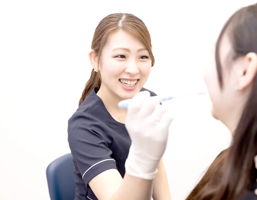 患者に処置を行う女性スタッフ